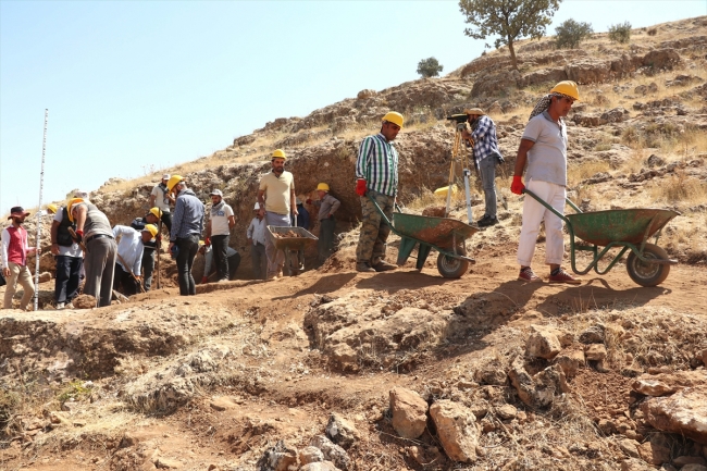 Zerzevan Kalesi'nde bin 700 yıllık kaya mezarlığı ve gizli geçit bulundu